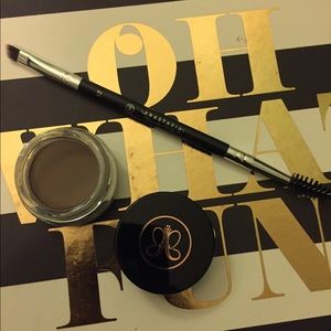 Anastasia Dipbrow with #12 Brush